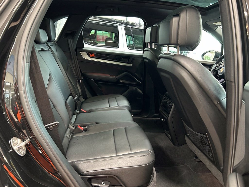 Used 2025 Porsche Cayenne AWD/4WD image 18