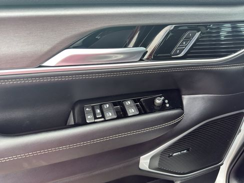 Certified 2025 Jeep Wagoneer 4WD image 9