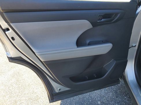 Used 2021 Toyota Highlander LE image 24