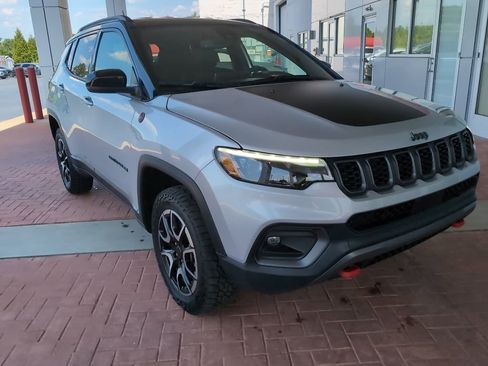 Used 2025 Jeep Compass Trailhawk w/ Trailhawk Elite Group image 8