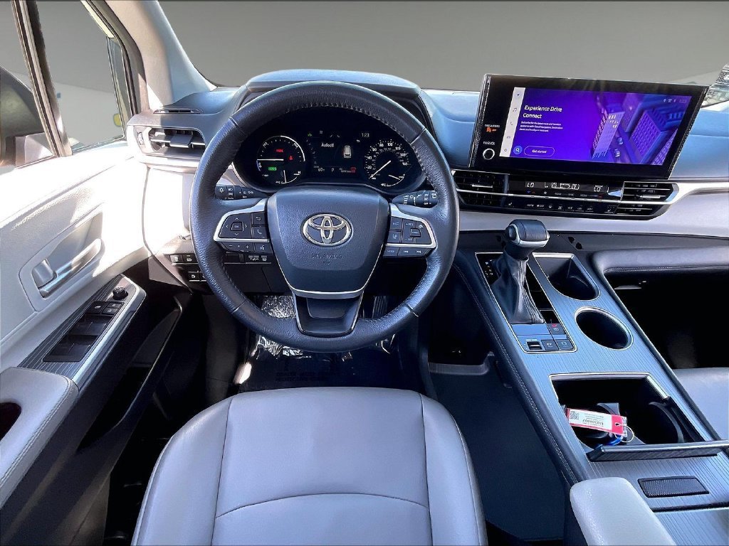 Used 2025 Toyota Sienna XLE FWD image 17
