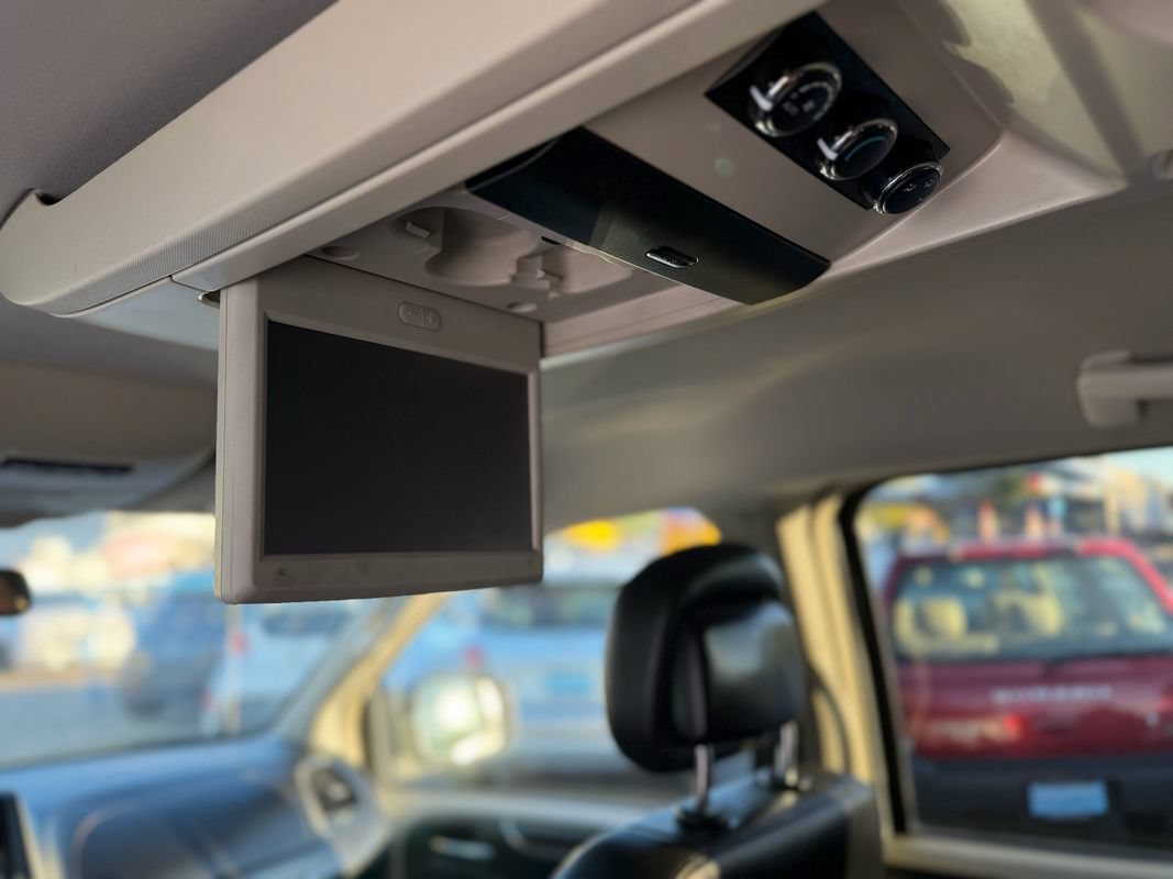 Used 2014 Chrysler Town & Country Touring FWD image 17