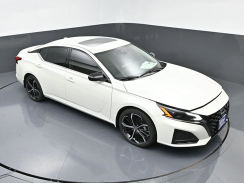 New 2025 Nissan Altima 2.5 SR w/ SR Premium Package image 31