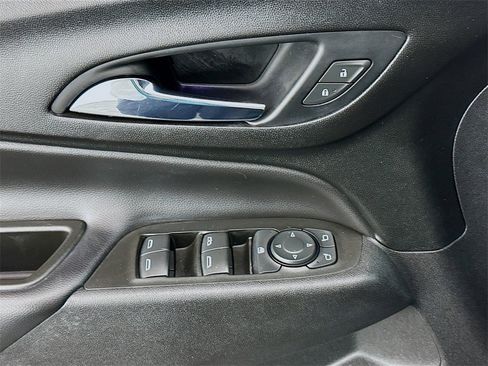 Used 2020 Chevrolet Equinox LT image 18