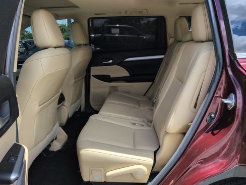 Used 2017 Toyota Highlander XLE w/ Carpet Mat Package AWD/4WD image 14