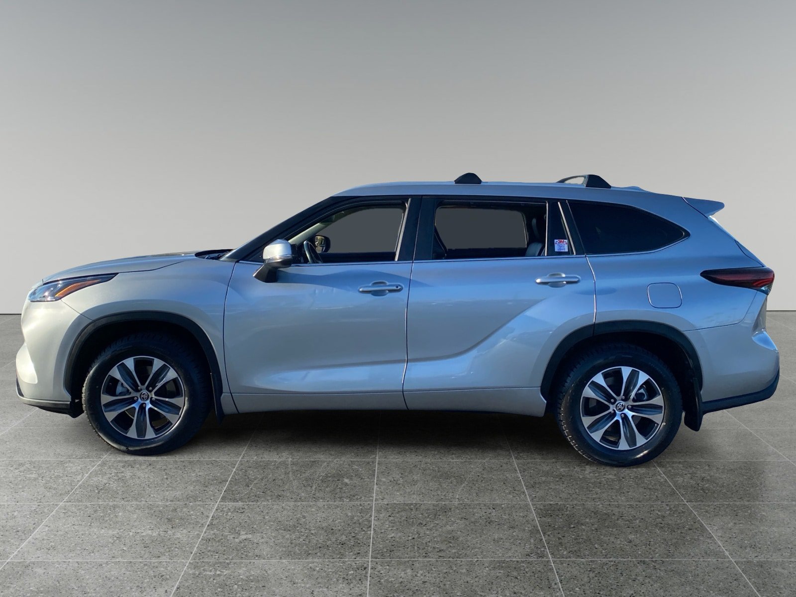 Used 2024 Toyota Highlander XLE FWD image 2