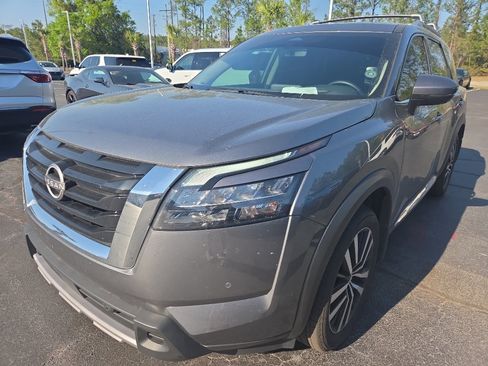 Used 2025 Nissan Pathfinder Platinum image 1