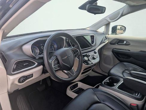 Used 2023 Chrysler Pacifica Touring-L FWD image 34