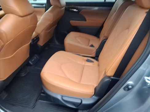 Used 2026 Toyota Highlander Platinum image 7