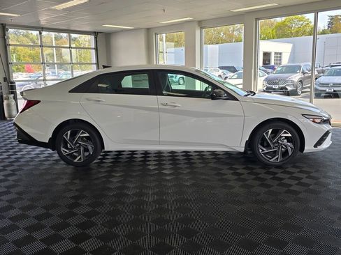 New 2025 Hyundai Elantra SEL image 3