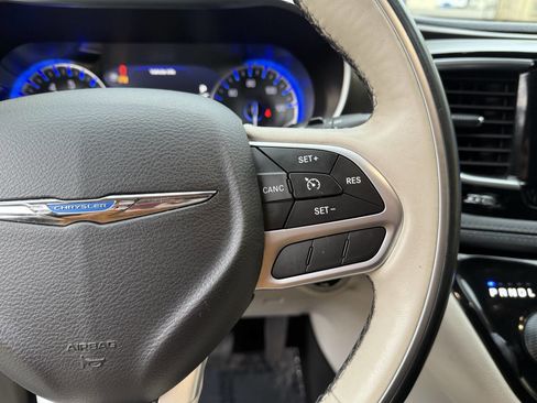 Used 2017 Chrysler Pacifica Limited w/ Tire & Wheel Group image 46