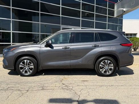 Used 2022 Toyota Highlander XLE AWD/4WD image 7