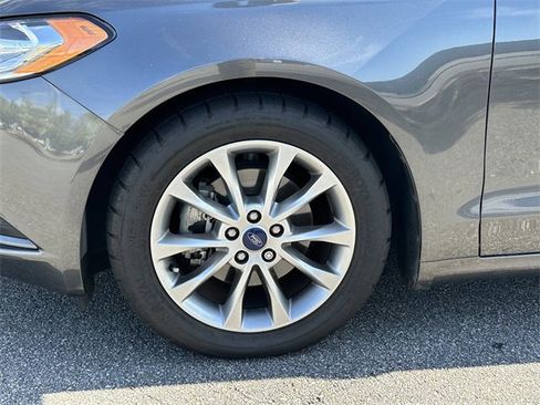 Used 2017 Ford Fusion SE w/ Fusion SE Technology Package image 12