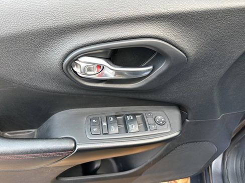 Used 2019 Jeep Cherokee Trailhawk w/ Cold Weather Group image 18