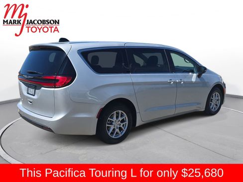 Used 2024 Chrysler Pacifica Touring-L FWD image 9