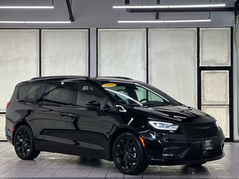 Used 2026 Chrysler Pacifica Limited w/ S Appearance Package FWD image 1