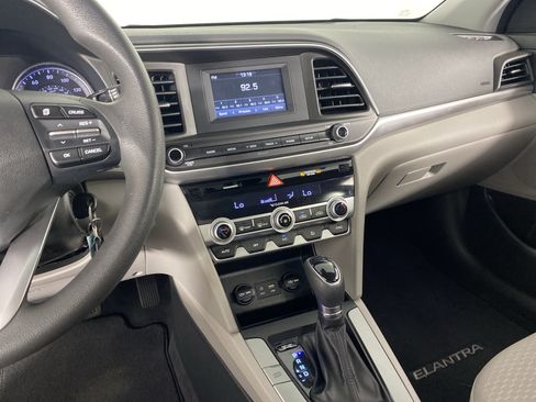 Used 2020 Hyundai Elantra SE FWD image 25