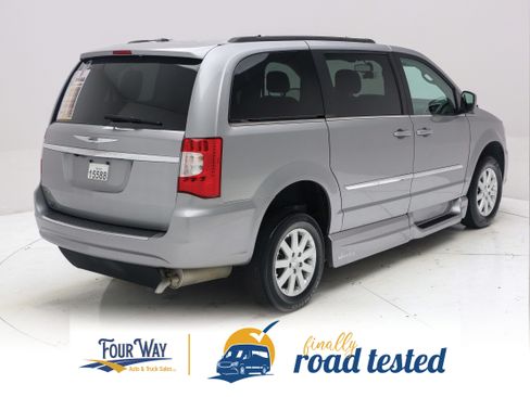 Used 2015 Chrysler Town & Country Touring FWD image 5
