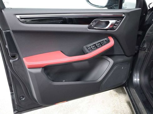 New 2026 Porsche Macan image 16