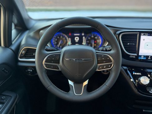 Used 2025 Chrysler Pacifica Select image 14