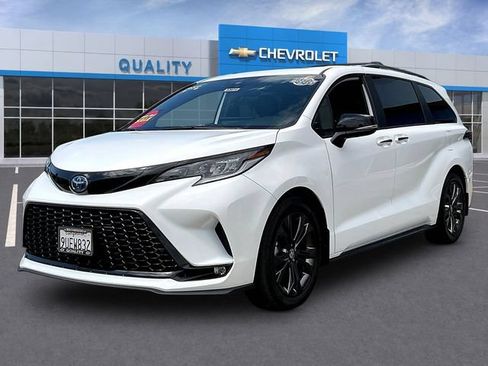 Used 2025 Toyota Sienna XSE w/ XSE Premium Package FWD image 3
