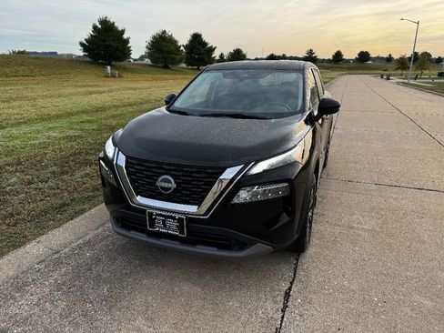 Used 2023 Nissan Rogue SV image 3