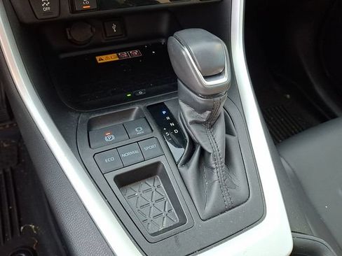 Used 2022 Toyota RAV4 XLE Premium FWD image 10