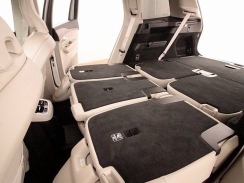 Used 2023 Volvo XC90 T8 Plus w/ Protection Package Premier image 17