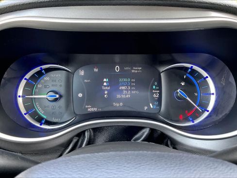Used 2023 Chrysler Pacifica Touring-L FWD image 25