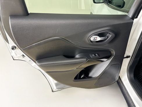 Used 2020 Jeep Cherokee Latitude Plus AWD/4WD image 19
