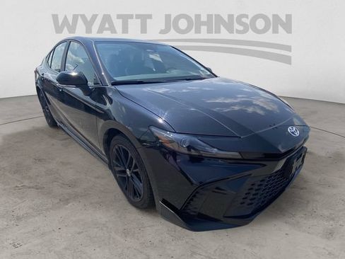 Used 2025 Toyota Camry SE FWD image 13