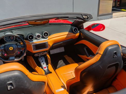 Used 2017 Ferrari California T image 59