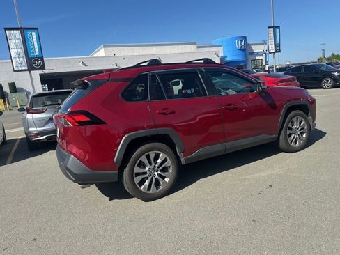 Used 2020 Toyota RAV4 XLE Premium image 3