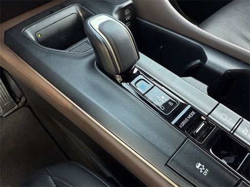 Used 2023 Toyota Crown Limited image 20