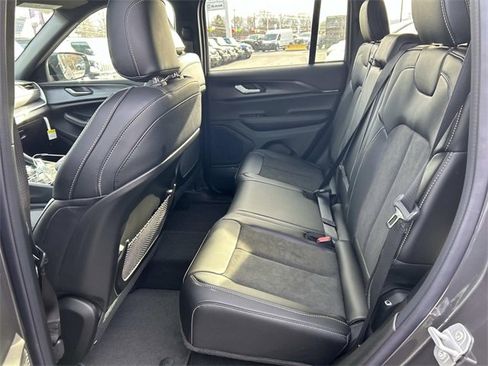 New 2025 Jeep Grand Cherokee Altitude image 4