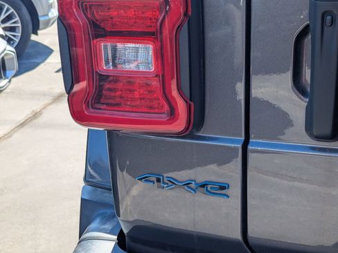 Used 2021 Jeep Wrangler Unlimited Sahara AWD/4WD image 5