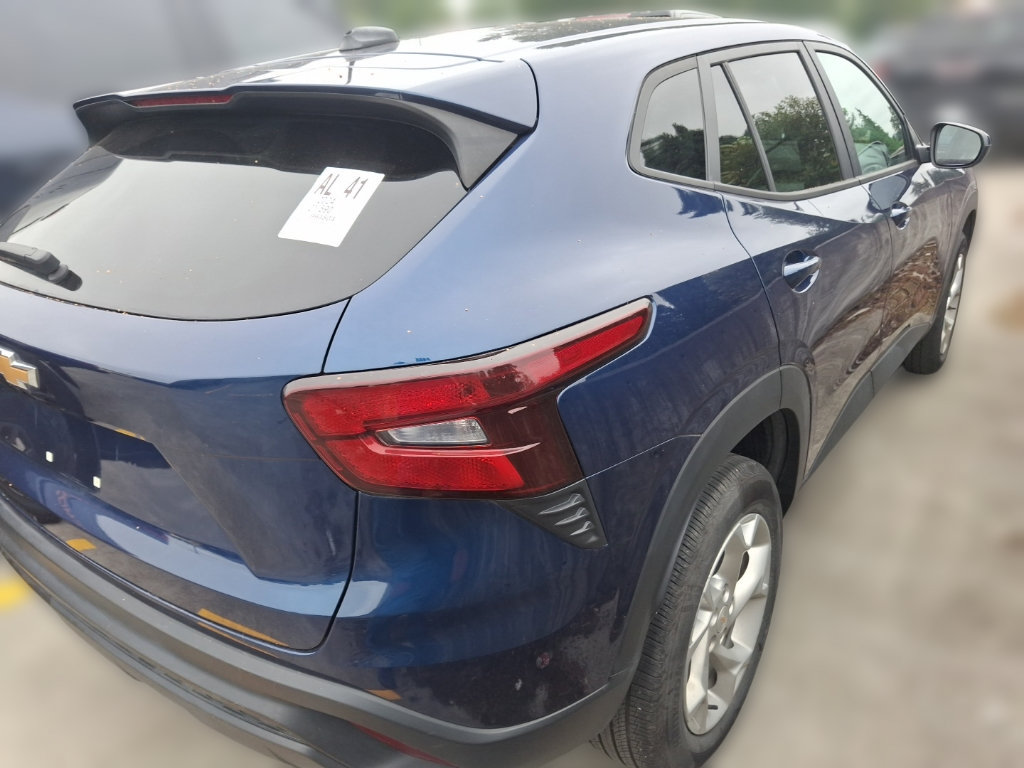 Used 2024 Chevrolet Trax LS w/ LS Convenience Package FWD image 7