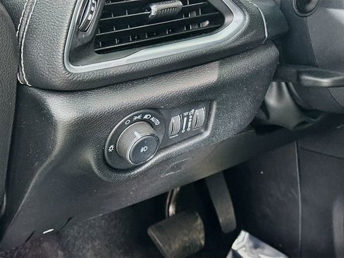 Used 2025 Chrysler Pacifica Limited image 17