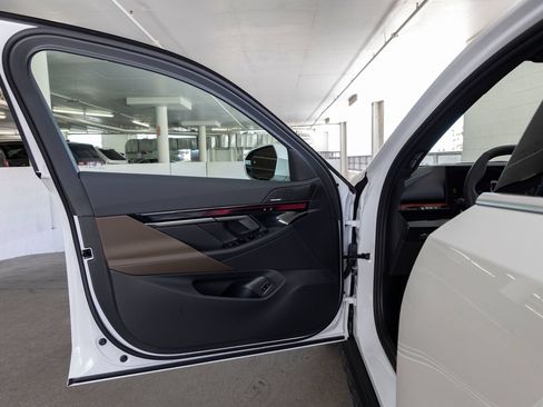 Used 2026 BMW 530i w/ Premium Package RWD image 13