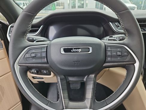 Used 2024 Jeep Grand Cherokee Limited w/ Luxury Tech Group II AWD/4WD image 10
