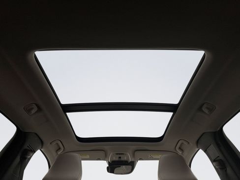 Used 2021 Volvo XC40 T5 Momentum w/ Premium Package image 18