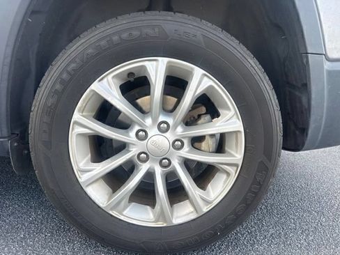 Used 2019 Jeep Cherokee Latitude w/ Popular Appearance Group FWD image 10