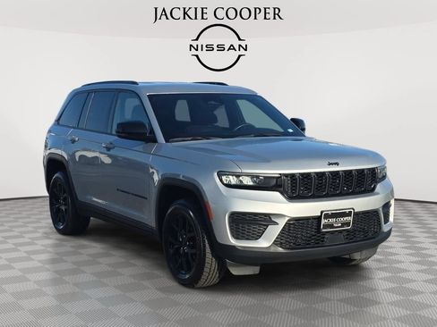 Used 2024 Jeep Grand Cherokee Altitude AWD/4WD image 3