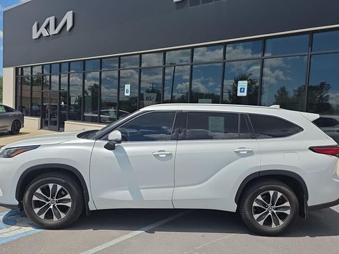 Used 2022 Toyota Highlander XLE AWD/4WD image 2