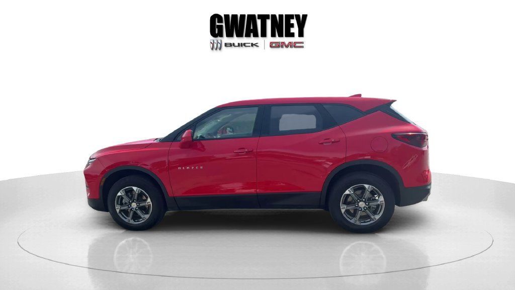Used 2025 Chevrolet Blazer LT FWD image 6