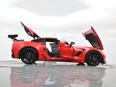 Used 2015 Chevrolet Corvette Z06 w/ 3LZ Preferred Equipment Group RWD image 51