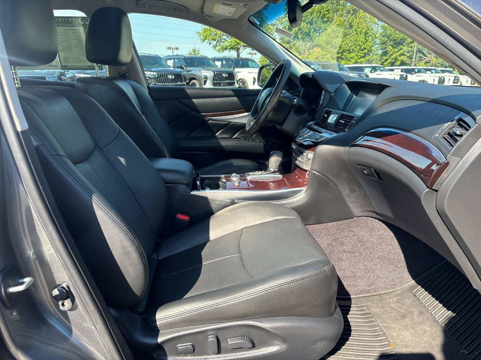 Used 2015 INFINITI Q70 3.7 w/ Technology Package RWD image 40