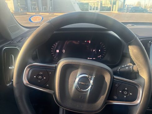 Used 2025 Volvo XC40 B5 Plus image 9