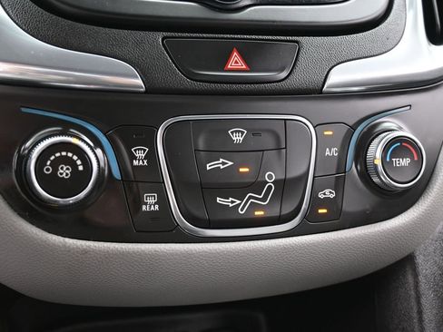 Used 2021 Chevrolet Equinox LS image 22