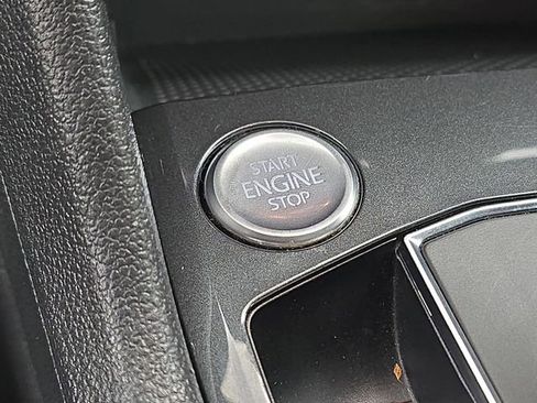 Used 2018 Volkswagen Tiguan SE image 34